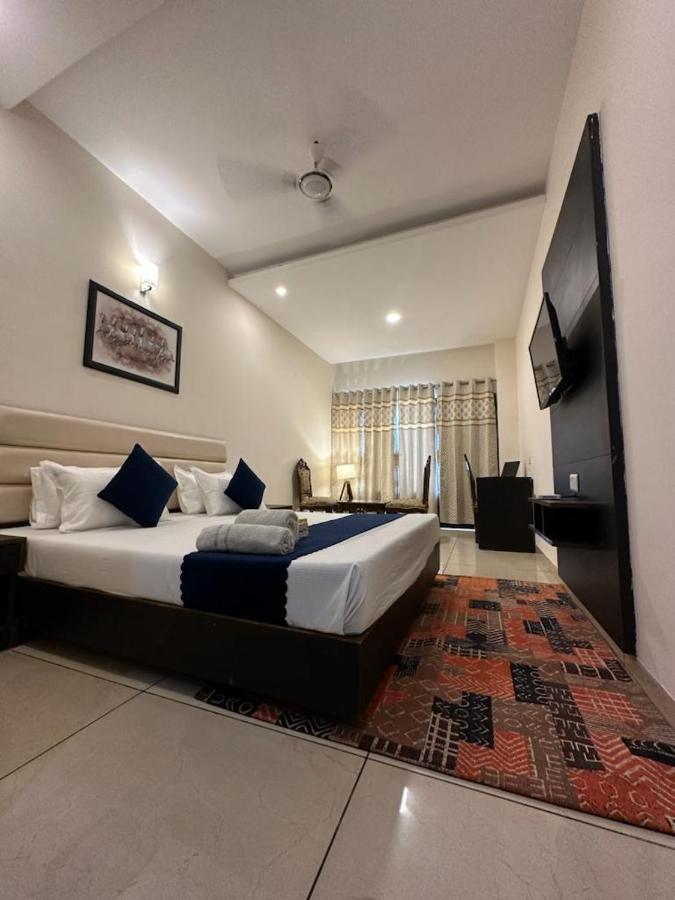 Jb Residency Zirakpur !! Top Rated & Most Awarded Property In Zirakpur Otel Dış mekan fotoğraf