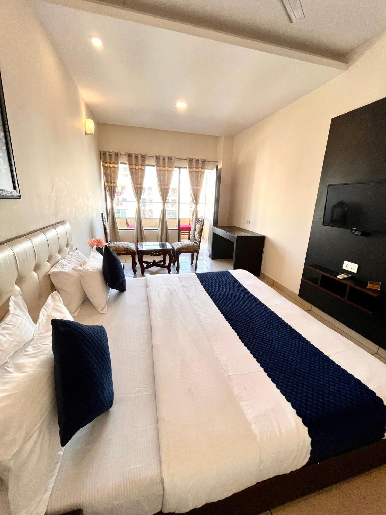 Jb Residency Zirakpur !! Top Rated & Most Awarded Property In Zirakpur Otel Dış mekan fotoğraf